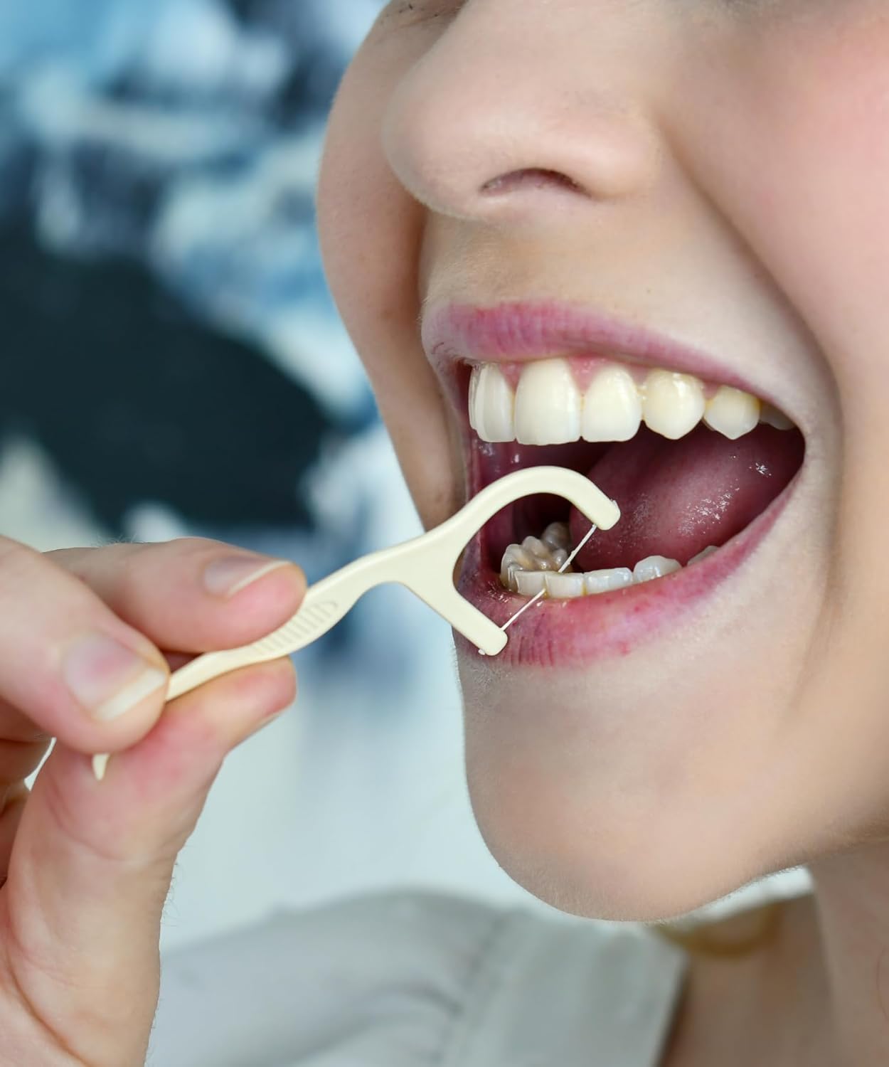 Floss Picks Biodegradable (200pcs) - Natural Dental Floss Picks, Vegan, Sustainable, Reusable, Shred Resistant and Nontoxic Plant-Based Material - Single Thread Mint