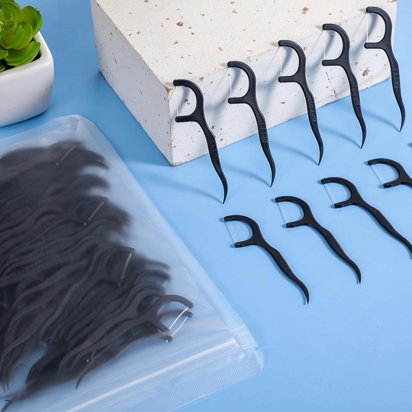 Baderke 600 Count Floss Picks Bulk Dental Flossers Picks for Adults Non Breakable Tooth Picks Flossers Teeth Cleaning Dental for Family Pack Travel(Black)