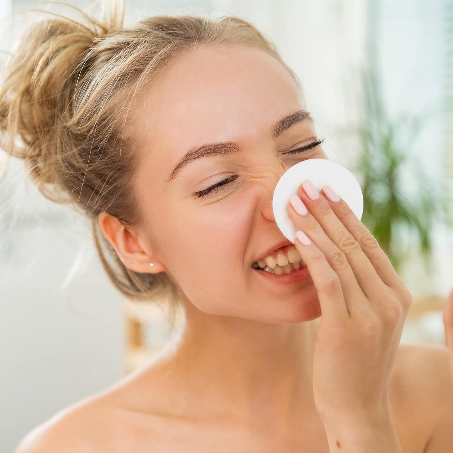 120 Pcs Facial Sponge Compressed, Luxiv Face Cleansing Sponge Estheticians Compressed Makeup Facial Sponge Round Wash Face Sponges for Women Compress Exfoliating Removal Sponge (White)